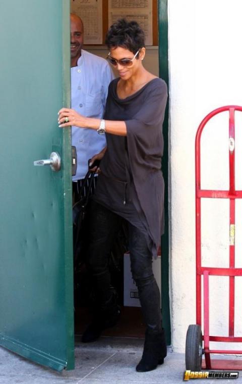 Halle Berry Booty Ebony Ethnic Hollywood Stunning Athletic