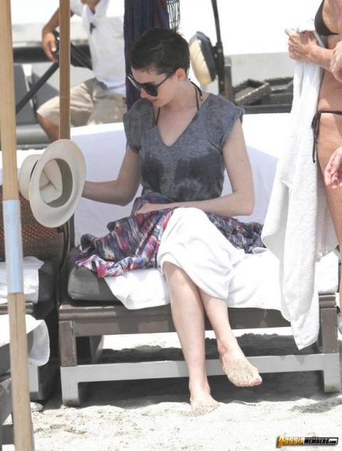 Anne Hathaway Sexy Scene Softcore Beach Hat Athletic Slender