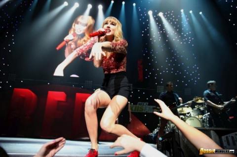 Taylor Swift Paparazzi Softcore Slender Female Celebrity Hot