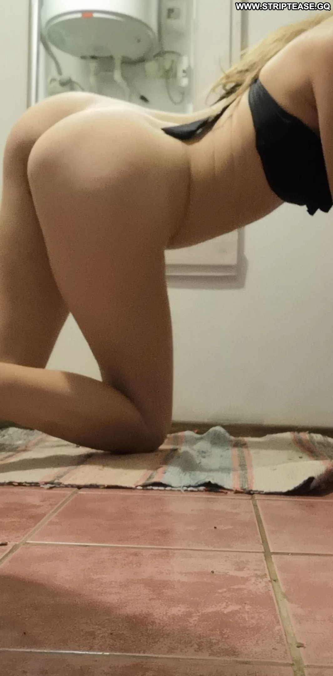 Maebell Slender Girl Bathroom Nude Selfies Straight Undressing image