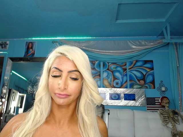 Cam Model Adrianna_fox Rubbing Medium Height Blonde White Cumming Caucasian