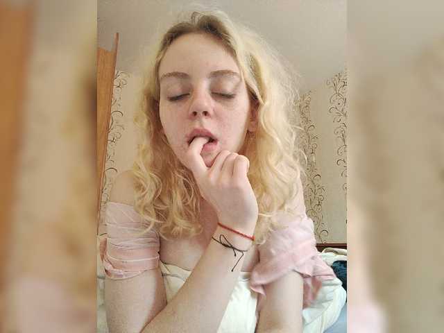 Cam Model AliceGrosman Enjoying Medium Height Chatting Masturbation Speaks Russian