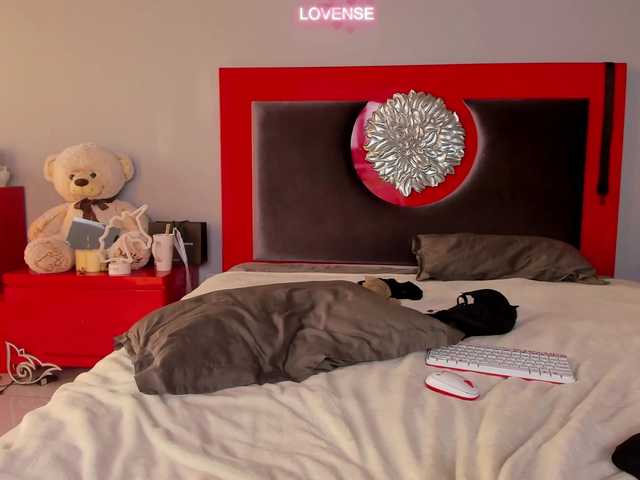 Cam Model Eva_Lovia Enjoying Dancing King Of The Room Lovense Dreaming Girl