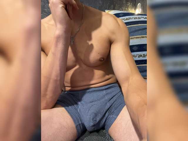 Cam Model BonJourPeople Straight Teasing Speaks English Blue Eyes White Gay