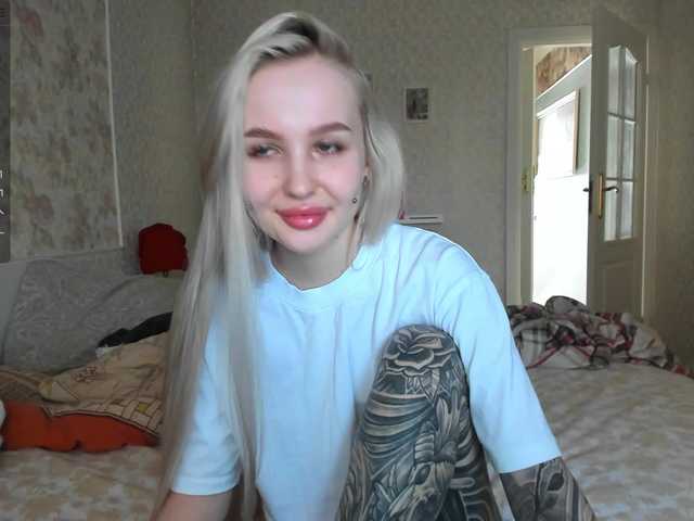 Cam Model Dark-Willow Dancing Dreaming Blue Eyes Using Vibratoy Blonde