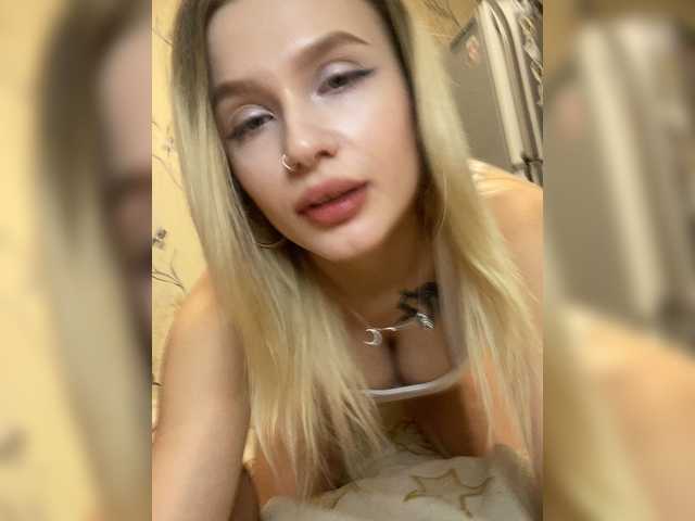 DarkkParadise Caucasian Shaved Pussy Pussylicking Medium Ass Webcam Model