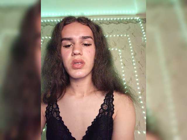Cam Model Frida1001 Transsexual Medium Boobs Chatting Webcam Mobile Live