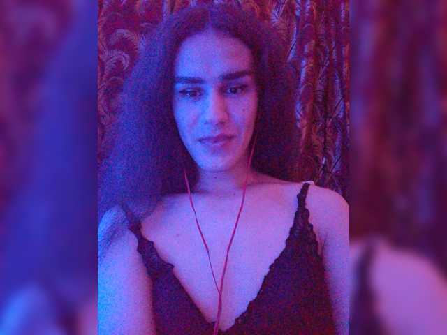 Cam Model Frida1001 Teasing Shemale Caucasian Ladyboy Chatting Brown Eyes