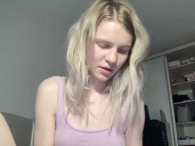 SophieDiaz Medium Height Blue Eyes Cunnilingus Webcam Model Muffdiving