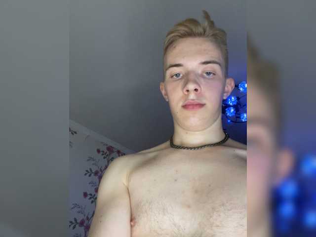 Cam Model JuicyKen Trimmed Penis Short Medium Penis Enjoying Games Teen Gay