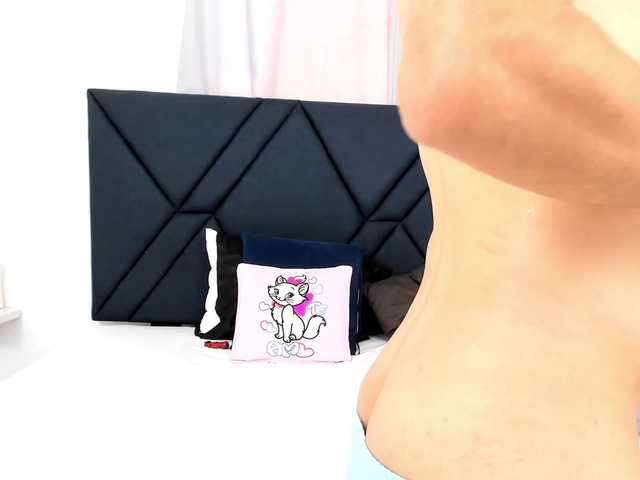 Cam Model Medusa-Perseo Stripping Massage Small Tits Speaks English Enjoying Games