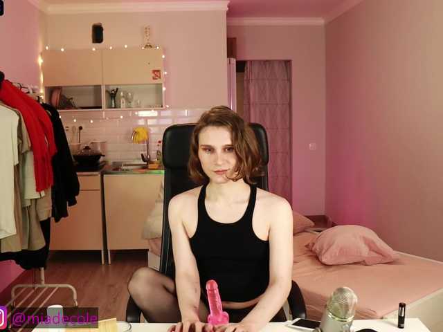 Cam Model MiaDecole Transsexual Chatting Caucasian Shemale Webcam