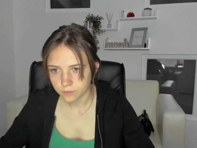 Miamuah English Woman White Speaks English Chatting Small Butt