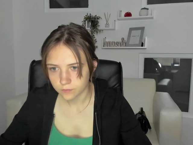 Miamuah Enjoying Webcam Model English Medium Height Green Eyes