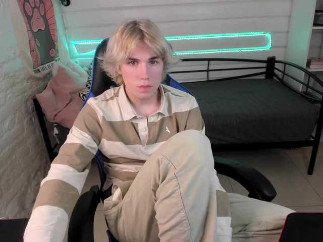 Cam Model MickyWhite- Cumshot Rubbing Medium Penis Camshow Green Eyes No Fucking