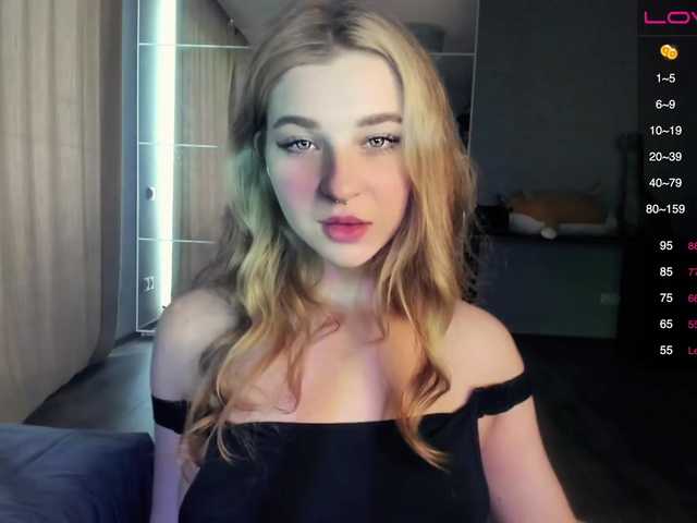 Zoe-0 Enjoying Green Eyes Big Butt Webcam Model Female