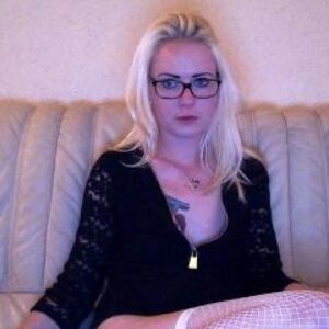 Nikkie25 Dirty Talk Blonde Shaved Pussy Caucasian Babe Webcam Model